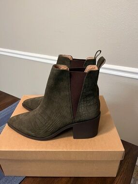 EUC Steve Madden Olive Green Croc-Embossed Audience Boot